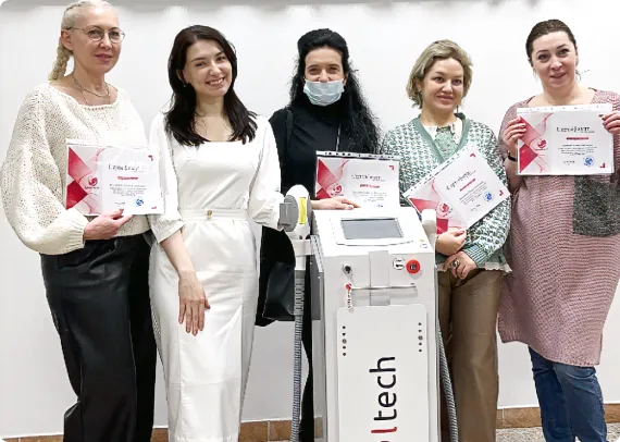Группа выпускниц LASERTECH с аппаратом
